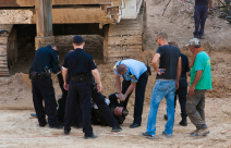 الشرطة تتدخل بعنف لفض تظاهرة للحارديم أمام المستشفى الفرنسي في مدينة يافا 